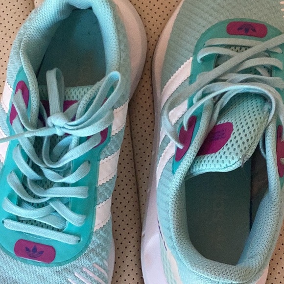 Adidas tennis shoes - Picture 5 of 7